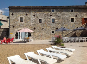 Les cigales gîte eglantier ardeche , piscine à partager, églantier 4 à 6 personnes,