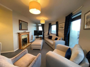 Harbour And River View, Beach 50m From Doorstep & Free Parking
