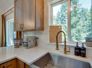 Unwind in Cle Elum: Hot Tub & Cozy Fireplace!