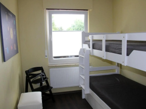 Leer, Haus Benefit