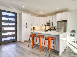 Shop, Dine & Unwind: Apt 2 Mi to Dtwn Phoenix!