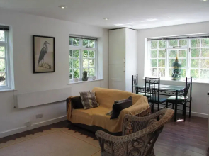 Woodlands Cozy Cottage in Gerrards Cross, Sleeps 2