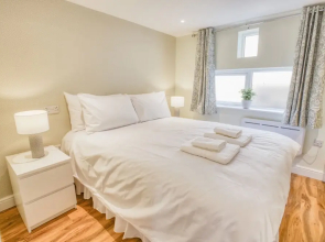 Superior 2 Bedroom in Central Lincoln En-suite Shower King Size Beds Free Toiletries and Wifi