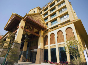 Mangshi Bailongshe Hotel (Dehong Mangshi Square Branch)