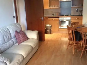 Central Reading Canal Side Apartment sleeps 4 with Parking