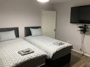 Impeccable 2-bed House Near City Centre