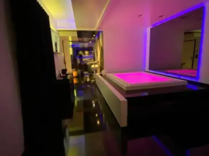 Damore Suite (Adults Only)