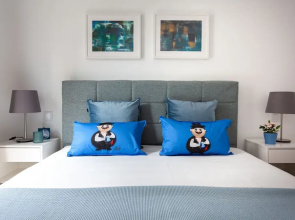 Oporto Invite Trindade