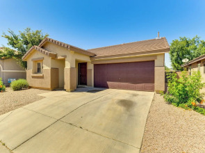 Modern Gilbert Getaway w/ Yard ~ 5 Mi to Downtown!