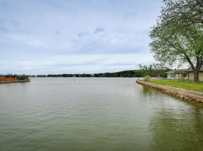 Gorgeous Granbury Lake House w/ Hot Tub & Dock!