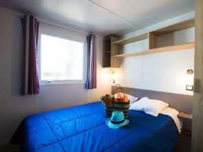 Cozy Mobile Home With a Covered Terrace 800 m From the Beach
