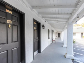 Vineyard Valley Inn