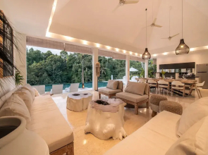 Limitless Jungle Villas Complex, 5 BR, Ubud With Staff