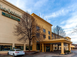 La Quinta Inn & Suites by Wyndham Milwaukee Bayshore Area