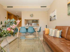 Moderno apartamento vacacional con increbles vistas al mar con spa y gimnasio