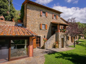 Villa in Cortona With Pool & Hill Views