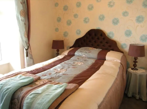 Ymwlch Bach Farmhouse