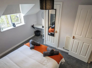 House Sleeps6-garden-petsok-parking-long Stay Disc
