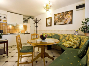 Alice Apartment House