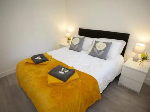 Spire View - 1 Bedroom, sleeps 4, parking Wifi