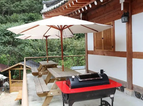 Hongcheon Giwajip Punggyeong Pension