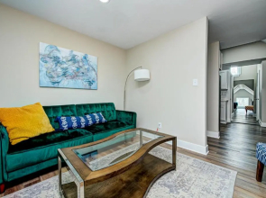 Stylish 1BR Condo 1 Mile To Downtown