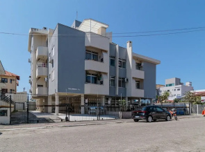 Apto bem Localizado a 500mts da Praia Rhi206