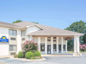 Days Inn & Suites by Wyndham Brinkley