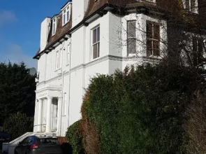 Lovely 2 Bedroom Flat Wifi Close to the beach
