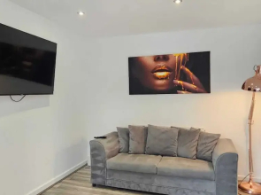 Cozy Liverpool Apartment With 2 Bedrooms