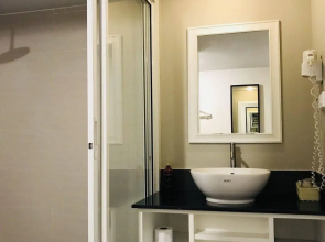 Paragon Inn