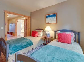 Ski-in/ski-out w/ Sauna in Jay Ski Peak Resort!