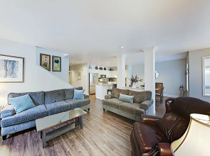New Listing! Modern Eaglewood Townhome W/ Hot Tub 3 Bedroom Townhouse