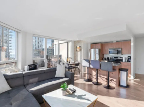 Luxe 2BR Condo w Skyline Views In-suite Laundry