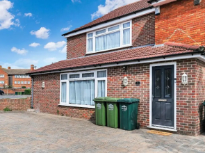 Heathrow Living St Annes Serviced House 5 bedrooms 3 bath