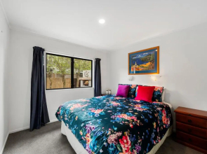 The Redwood Lakehouse - Acacia Bay Holiday Home