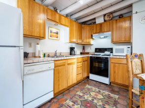 Casita Don Manuel, 1 Bedroom, Sleeps 2, Private Yard, Grill, Kiva Fireplace