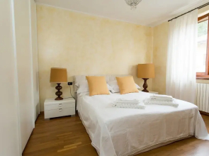 Beautiful Villa, Wifi, Bbq, Private Garden, Short Walk to Lakeside, Beach and Restaurants