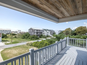 Robin's Nest 4 Bedroom Home by RedAwning