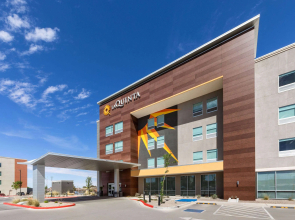 La Quinta Inn & Suites by Wyndham El Paso East Loop-375
