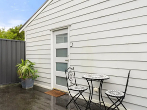 Bright 1-bed Apartment With Garden Views