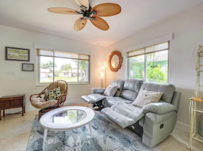 Sunny Florida Escape w/ Patio, Grill & Fire Pit!