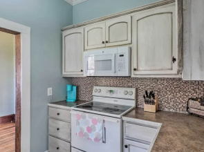 Lake Charles Cottage w/ Fireplace & Yard!