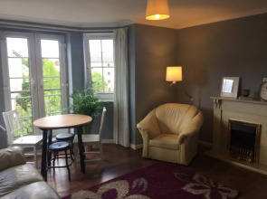 Bright 2 Bedroom Apartment With Parking in Edinburgh