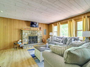 Pet-friendly Pocono Lake Cabin w/ Community Pool!