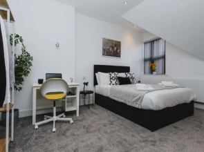 1 Bed Stylish City Flat 2nd Floor close to City Centre with free parking, king size bed & Wi-Fi
