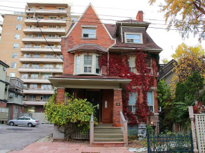Applewood Suites - Bloor & Spadina
