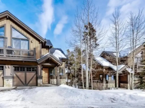Ski In, Ski Out 3 Bedroom Townhome at Snowflake Lift - Private Hot Tub