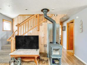 < 1 Mi to Lake Almanor: Home w/ Furnished Decks!