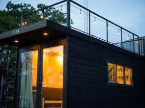 The Honeycomb-Tiny Container Home 12 Min. to Magnolia/Baylor